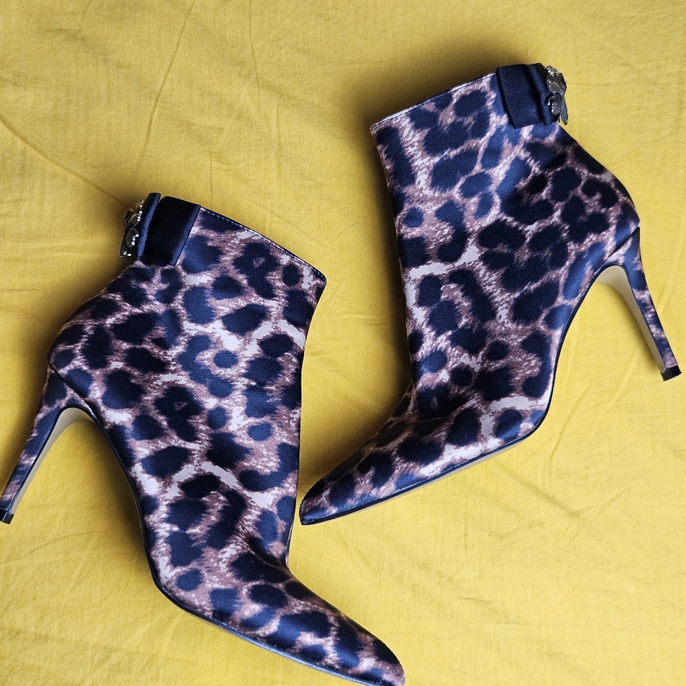 BETSEY JOHNSON Leopard Pointed Toe Heels‎